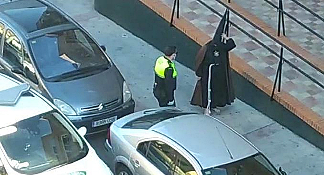 Un menor denunciado por salir a la calle descalzo y vestido de nazareno