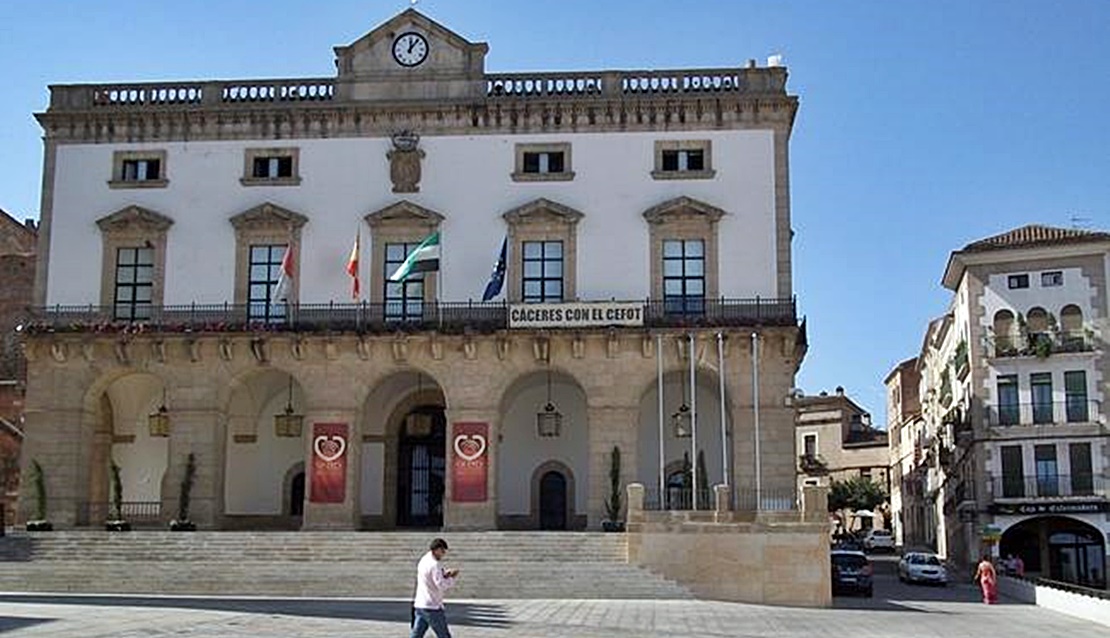 Cáceres no ondea ni ondeará banderas a media asta