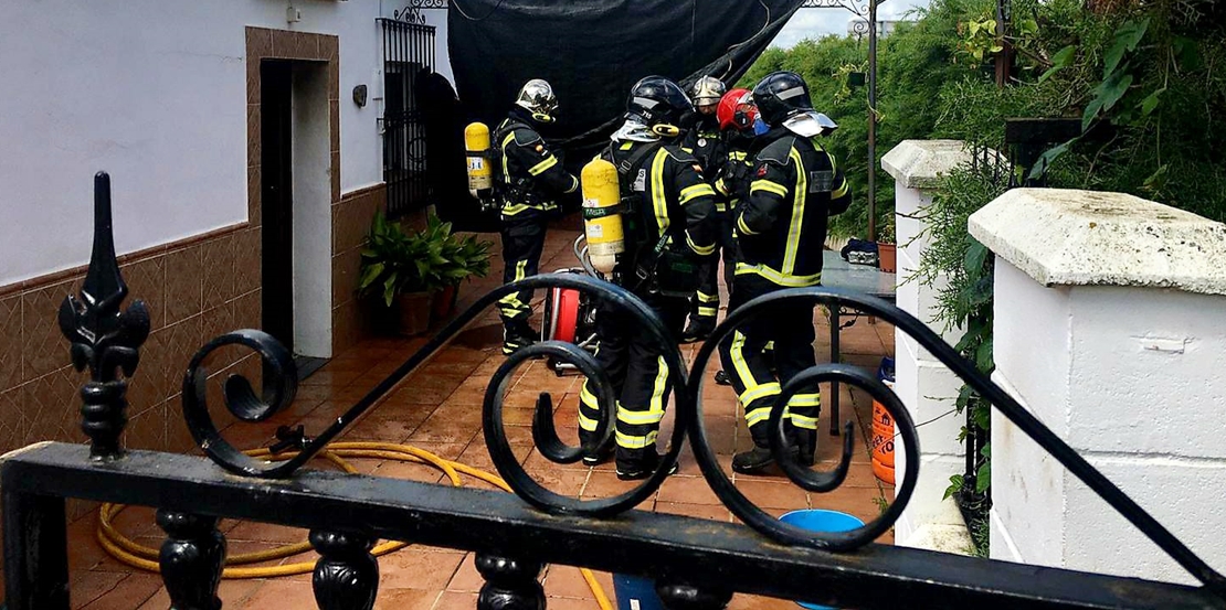 Bomberos del CPEI actúan en el incendio de un cortijo