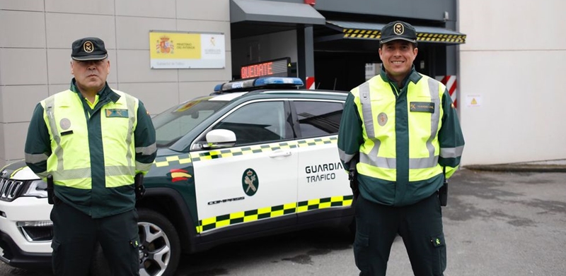 La Guardia Civil auxilia a una mujer mientras daba a luz en la autovía