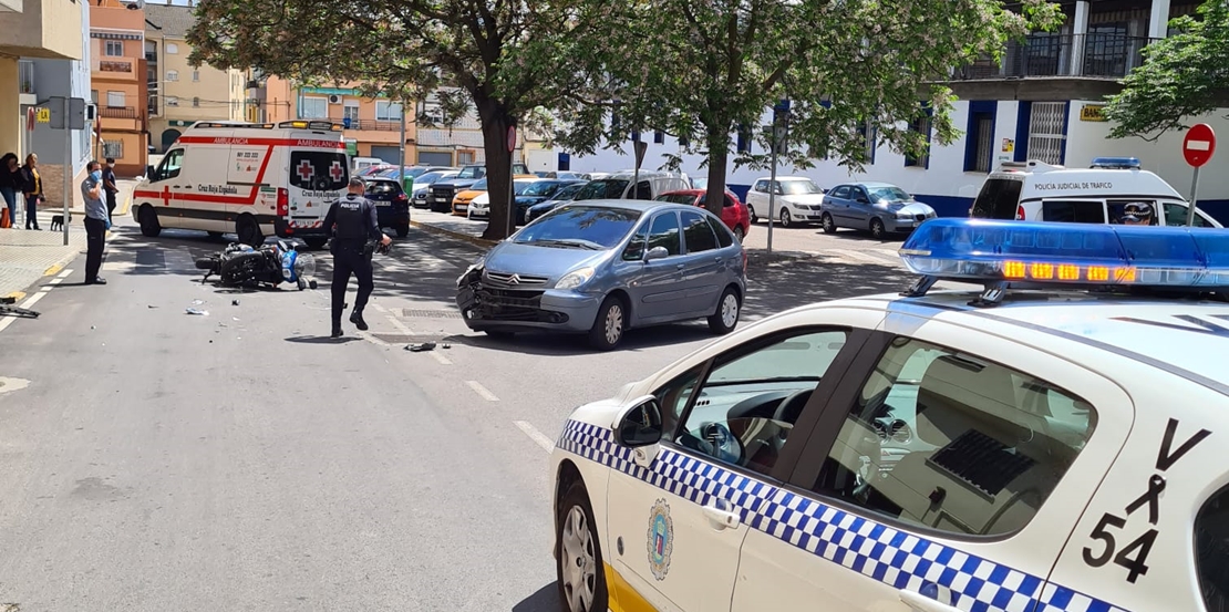 Herido en una colisión entre un turismo y una motocicleta en Badajoz