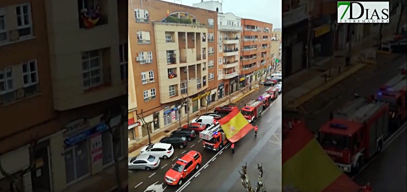 VÍDEO - Aplausos y sirenas suenan fuerte en la barriada de San Roque (Badajoz)