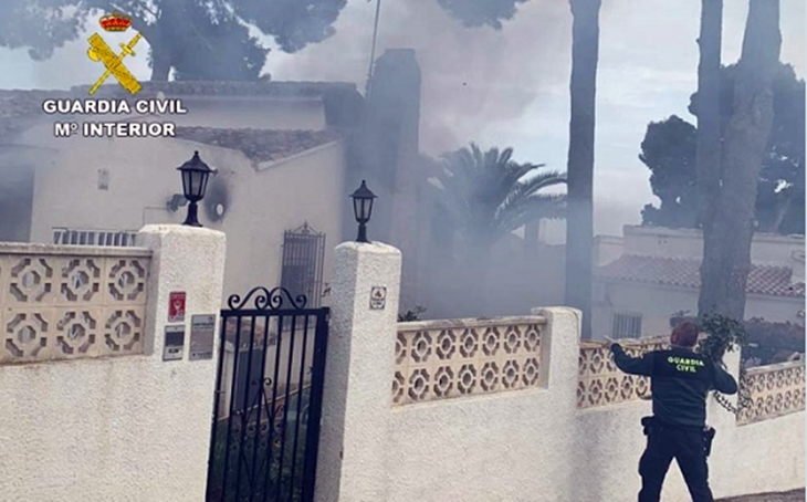 La Guardia Civil socorre a una mujer del incendio de su vivienda