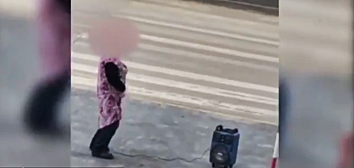 Indignado por la suspensión de la feria de su pueblo sale a la calle a bailar y cantar
