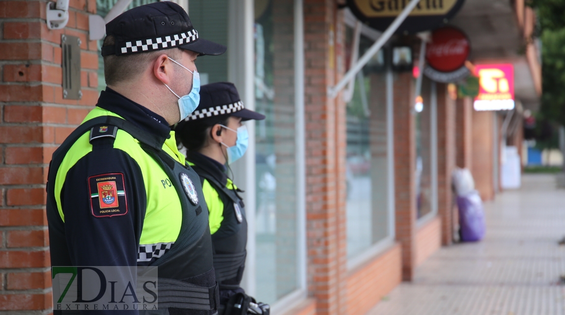 REPOR - Reparto de mascarillas a trabajadores en Badajoz