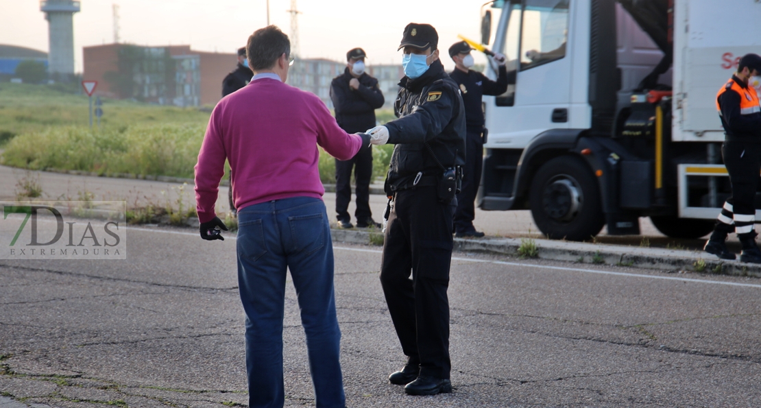 REPOR - Reparto de mascarillas a trabajadores en Badajoz