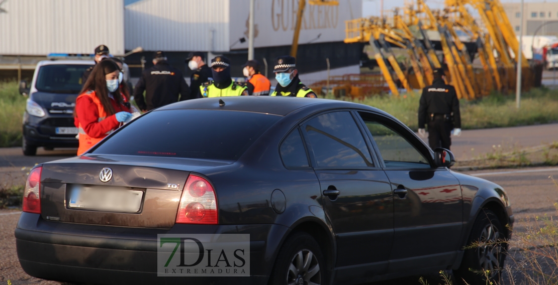 REPOR - Reparto de mascarillas a trabajadores en Badajoz