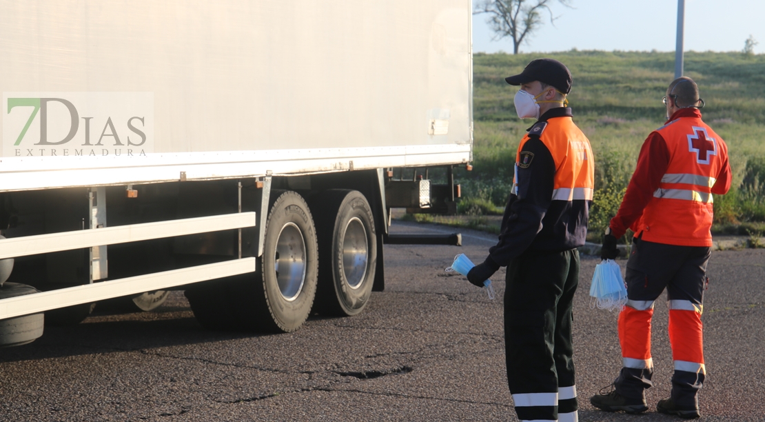 REPOR - Reparto de mascarillas a trabajadores en Badajoz