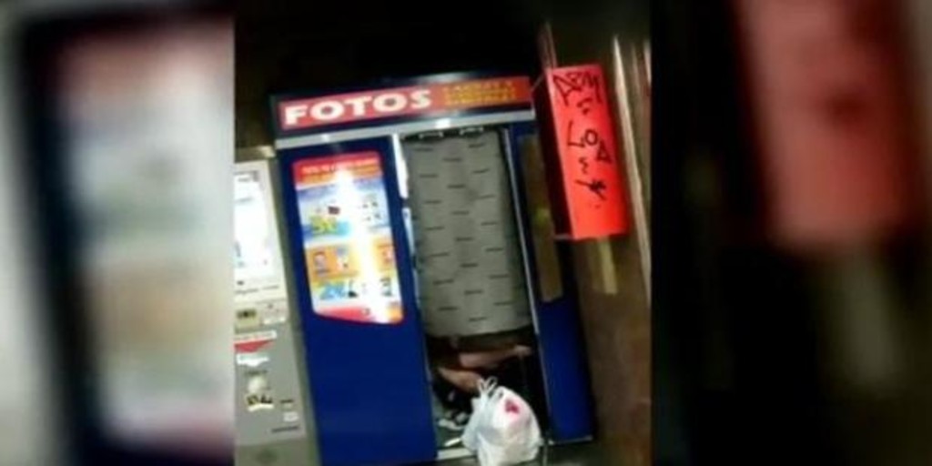 Pillados manteniendo relaciones en un fotomatón de Barcelona en pleno confinamiento
