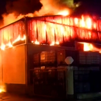 Grave incendio en una nave de Rograsa en Mérida