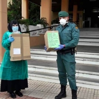 Costureras Solidarias y Guardia Civil entregan 10.000 mascarillas y batas artesanales