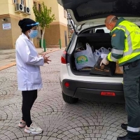 Mérida: La Guardia Civil colabora en el reparto de material sanitario, escolar y alimentos