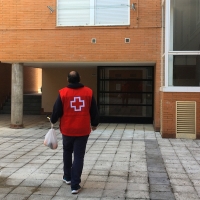 Cruz Roja lleva la compra a domicilio para favorecer que los mayores permanezcan en casa