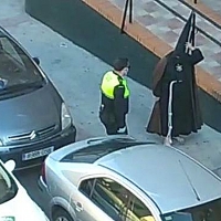 Un menor denunciado por salir a la calle descalzo y vestido de nazareno