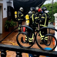 Bomberos del CPEI actúan en el incendio de un cortijo