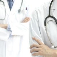 Se hacen pasar por médicos para estafar a sanitarios