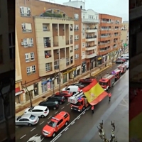 VÍDEO - Aplausos y sirenas suenan fuerte en la barriada de San Roque (Badajoz)