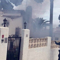 La Guardia Civil socorre a una mujer del incendio de su vivienda