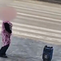 Indignado por la suspensión de la feria de su pueblo sale a la calle a bailar y cantar