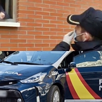 La policía no tiene prohibido animar y alegrar a los niños en los balcones