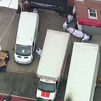 NUEVA YORK - Encuentran decenas de cadáveres en camiones de mudanza