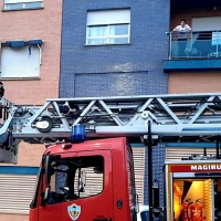 Bomberos rescatan a una madre y su hija atrapadas en el balcón (Badajoz)