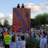 Homenaje a los sanitarios desde las alturas en Badajoz