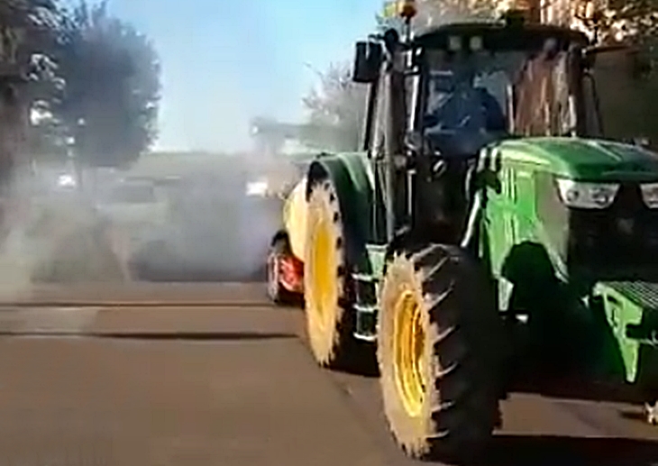 Los tractores toman las calles para desinfectar Mérida