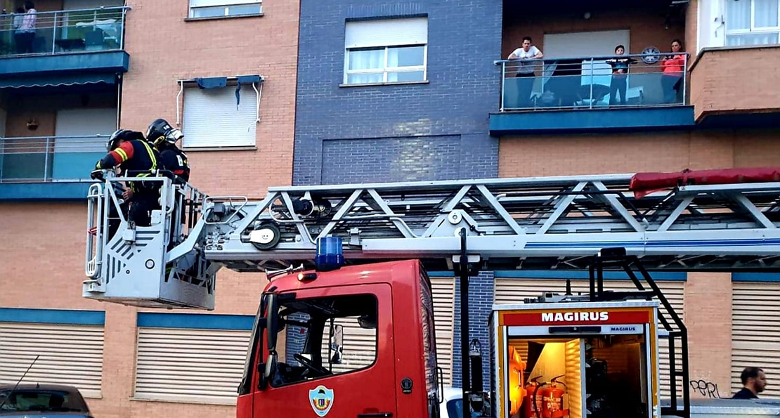 Bomberos rescatan a una madre y su hija atrapadas en el balcón (Badajoz)