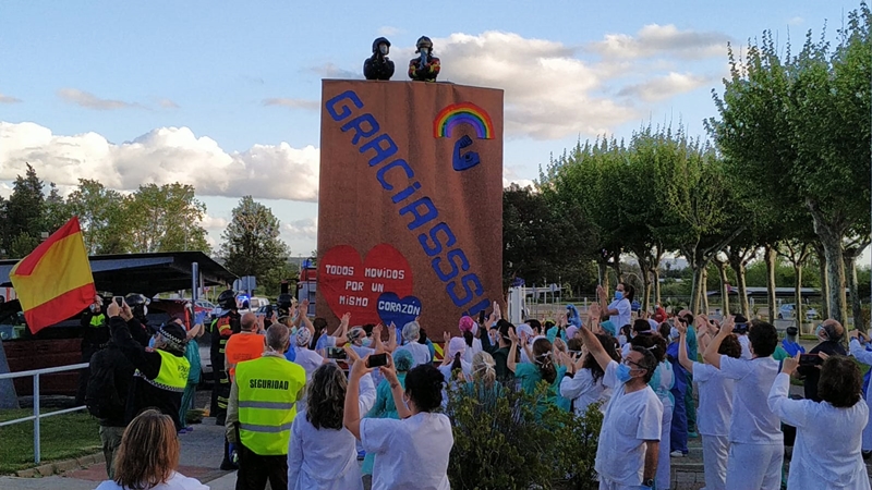 Homenaje a los sanitarios desde las alturas en Badajoz