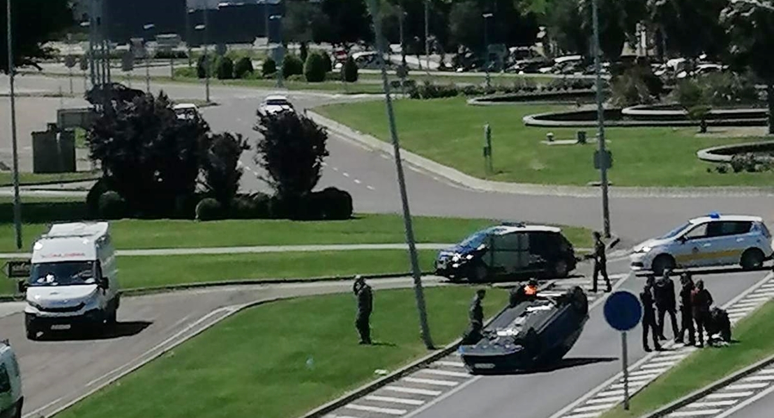 Se salta un control policial y acaba volcando en Mérida