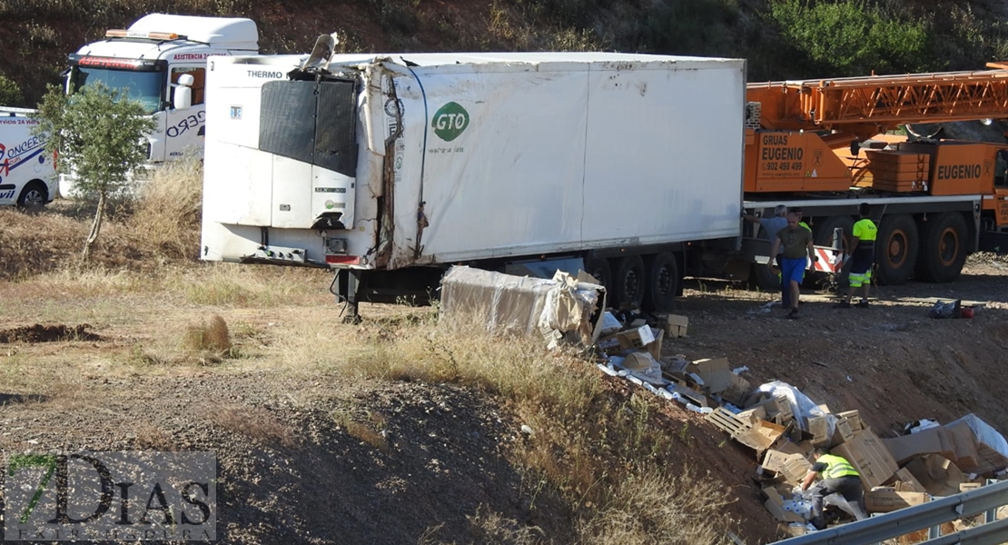 Retiran el camión accidentado en la autovía A-5