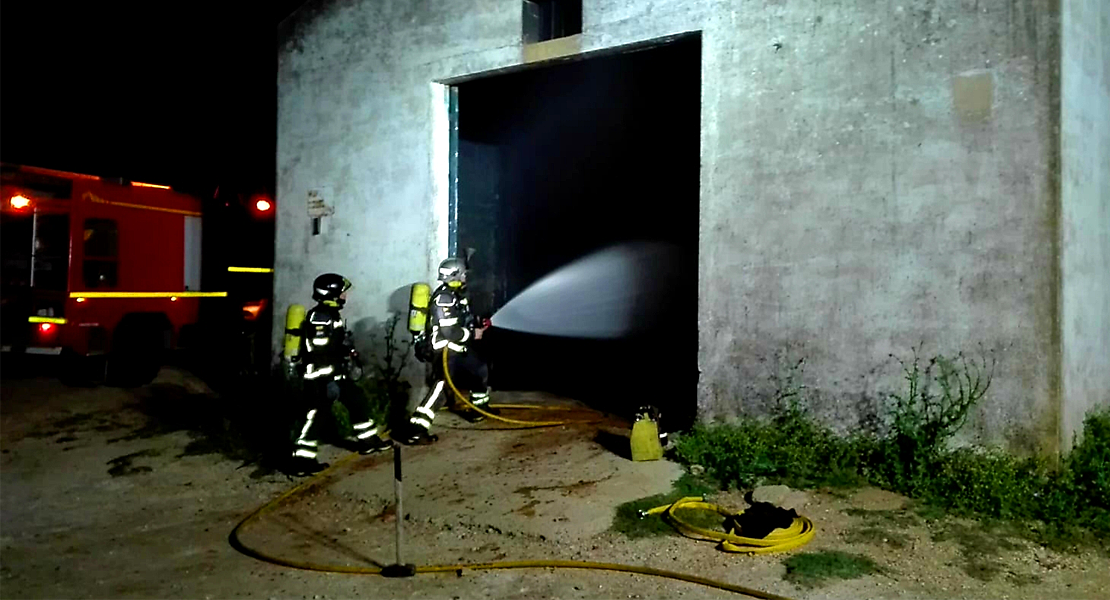 Incendio en una nave agrícola cercana a Almendralejo