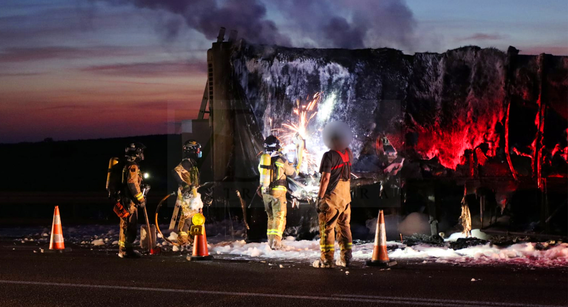 Un incendio calcina un trailer en la N-432 a la altura de La Albuera