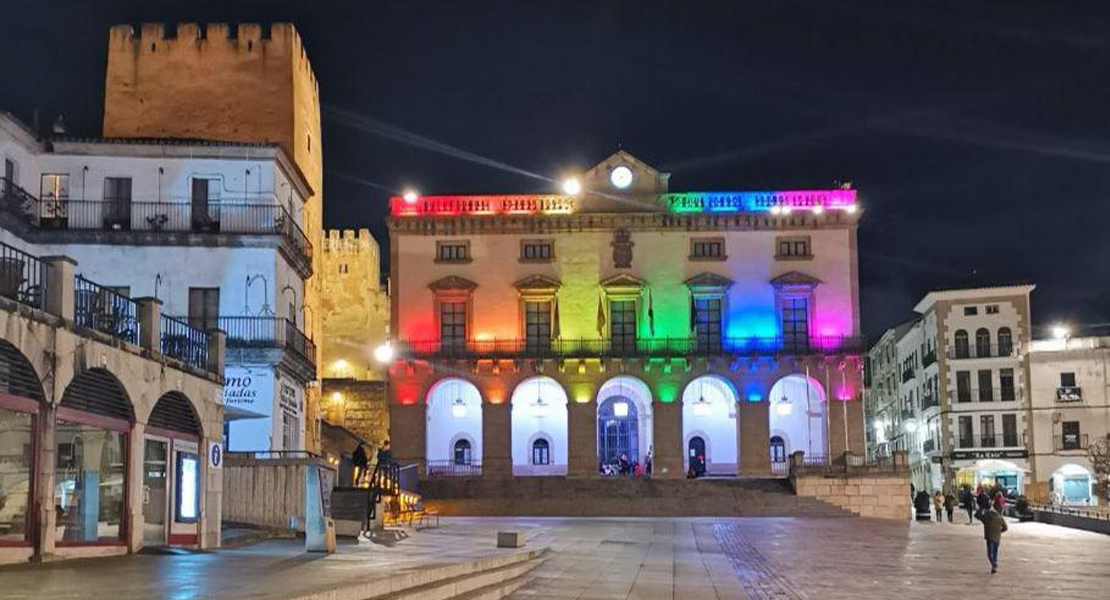 Así luce el ayuntamiento de Cáceres con motivo del Día Internacional contra la LGTBIfobia