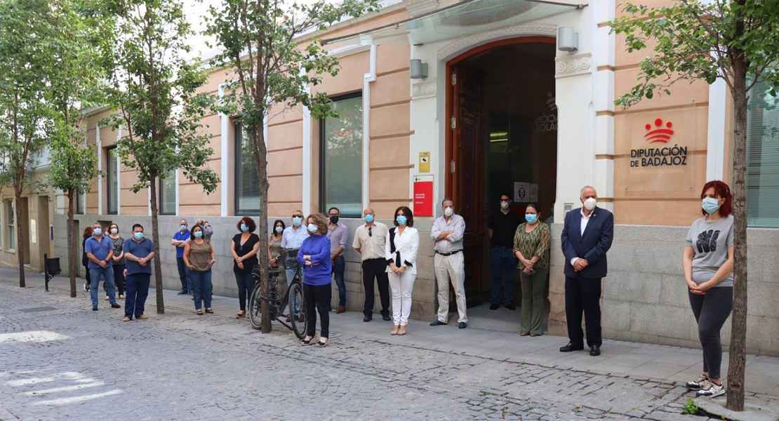 Minuto de silencio en la Diputación de Badajoz por los fallecidos de COVID-19