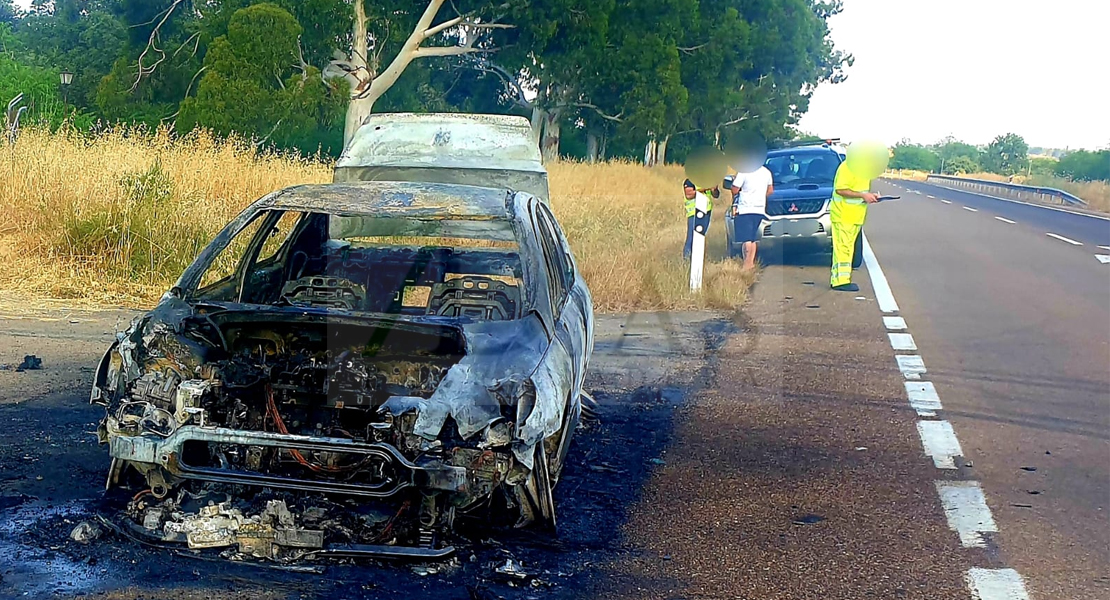 Los Bomberos actúan en un incendio de vehículo en la N-432 (Badajoz)