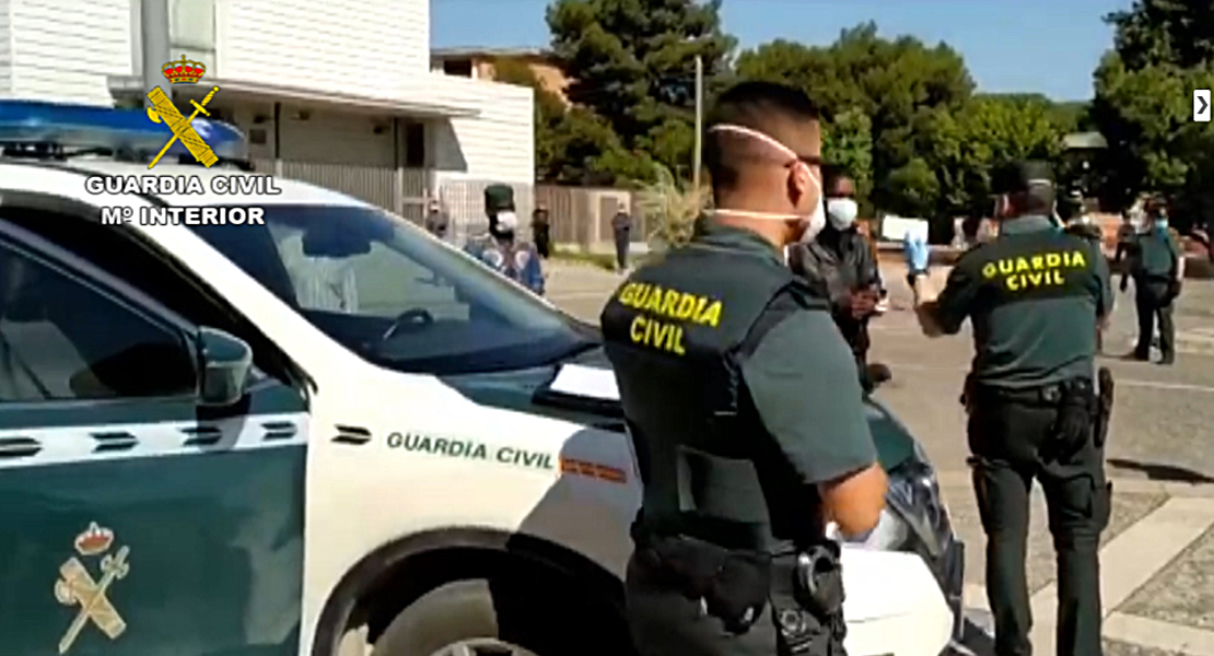 La Guardia Civil realiza controles de trabajadores que acuden a la campaña de la fruta