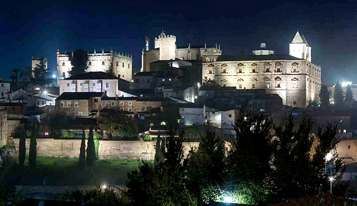 Cáceres recupera la iluminación artística de la ciudad monumental