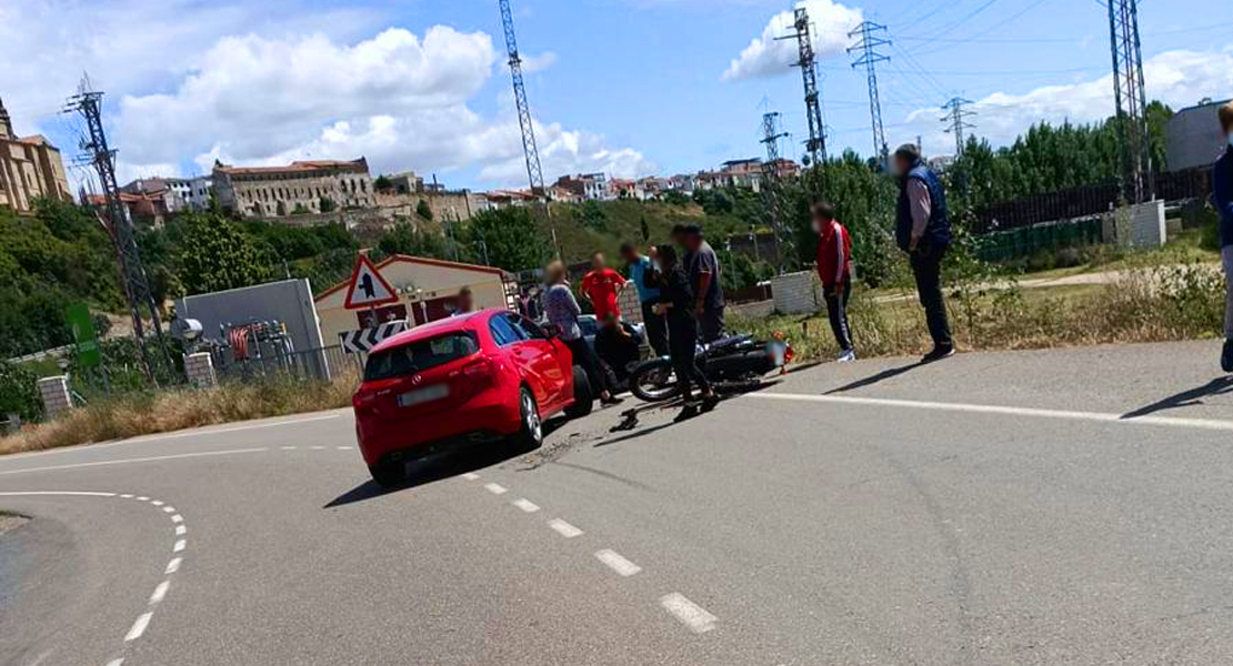 Accidente de tráfico entre un coche y una moto cercano a Coria