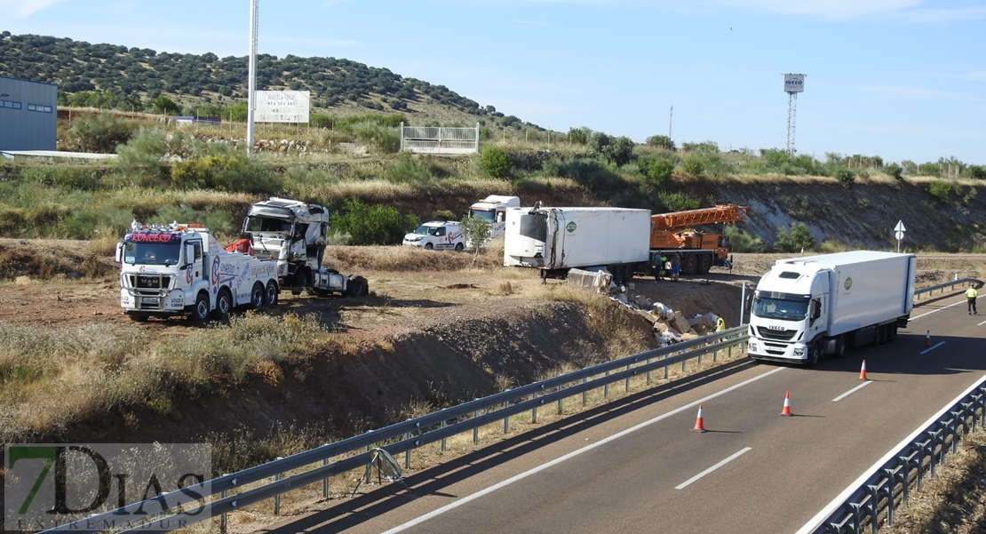 Retiran el camión accidentado en la autovía A-5