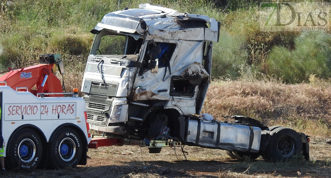 Retiran el camión accidentado en la autovía A-5