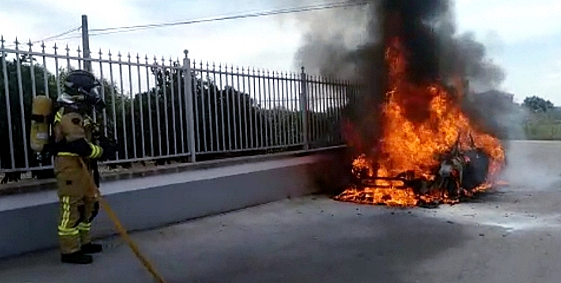 Sale ardiendo un vehículo en Gévora y Sagrajas.