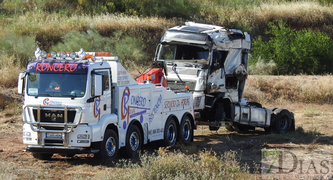 Retiran el camión accidentado en la autovía A-5