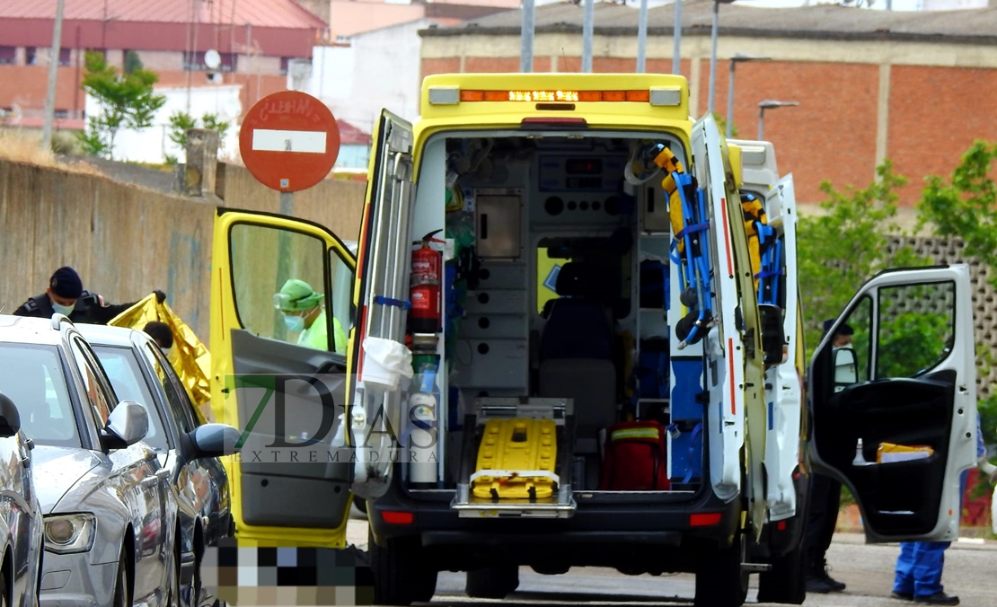 Un hombre fallece en plena vía pública en Badajoz