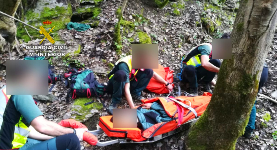 Rescatan a una persona tras caer 50 metros por un barranco
