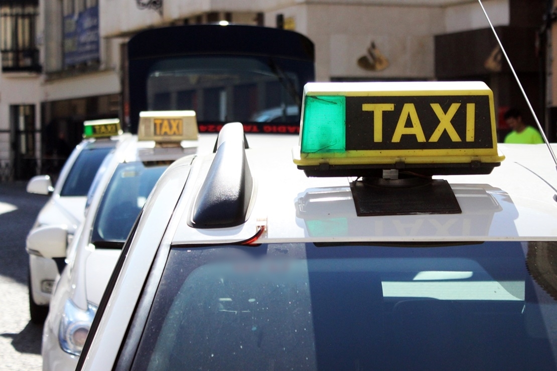 El ayuntamiento de Cáceres reparte 800 mascarillas entre los taxistas