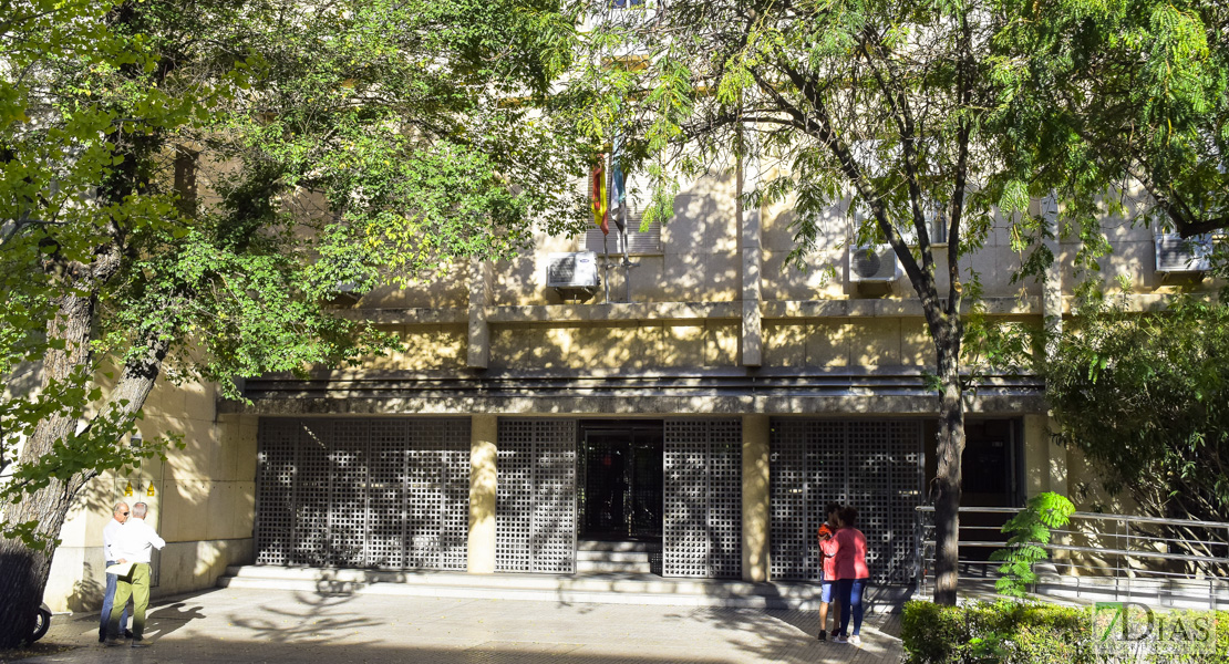 El Colegio Procuradores Badajoz, en contra de la habilidad de 15 días de agosto