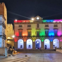 Así luce el ayuntamiento de Cáceres con motivo del Día Internacional contra la LGTBIfobia