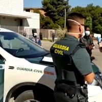 La Guardia Civil realiza controles de trabajadores que acuden a la campaña de la fruta